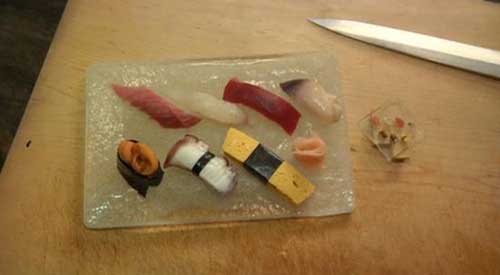 搞笑图片:日本一家餐馆推出最小寿司 仅一粒米大