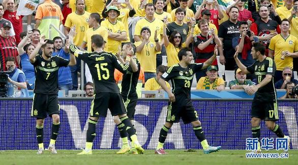 西班牙3-0澳大利亚 双锋破门黄金一代告别